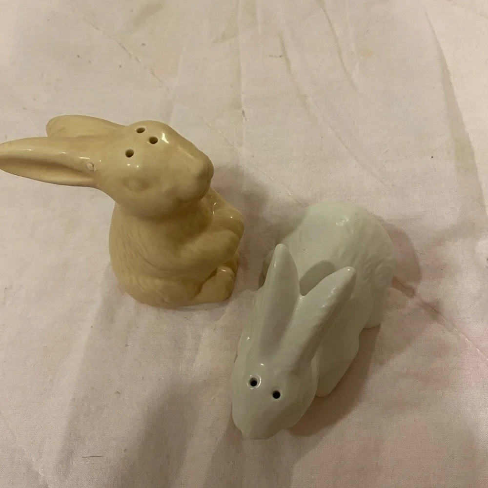 Rabbit Salt and Pepper Shakers (DE)